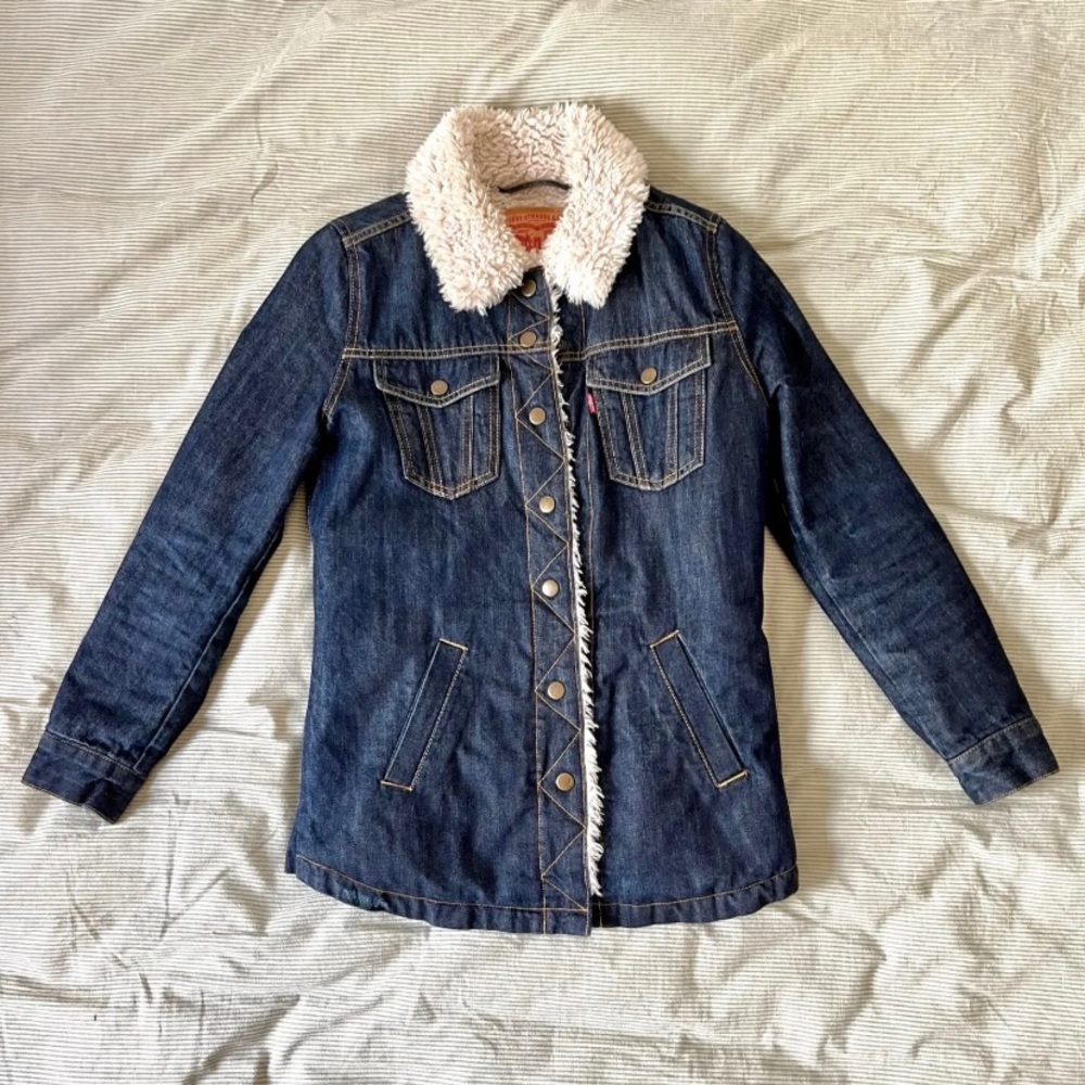 VINTAGE LEVI’S SHERPA DENIM TRUCKER JACKET SMALL